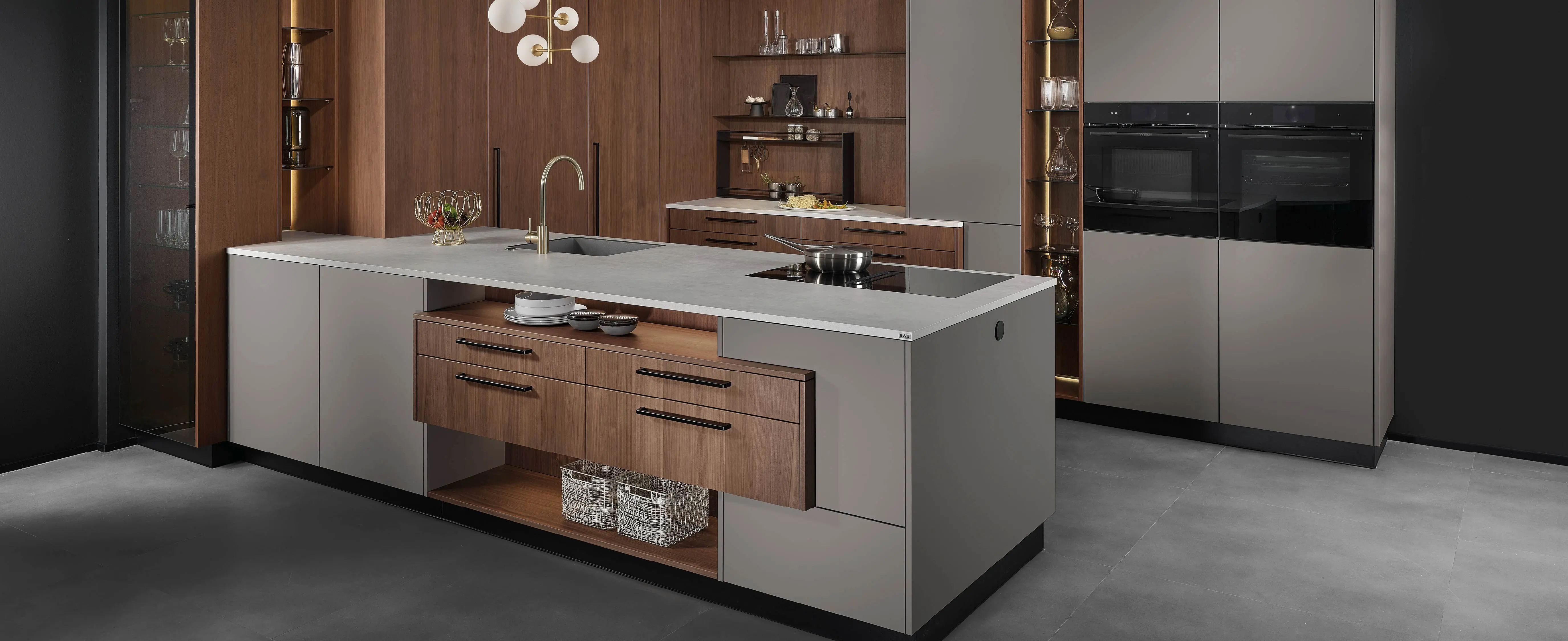 Stylische Küche mit roten Fronten